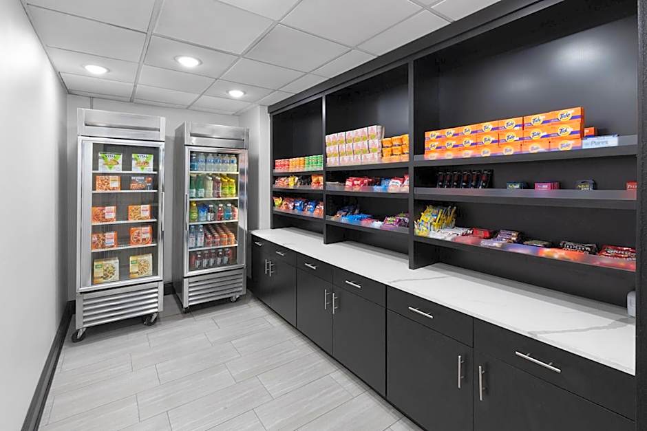 La Quinta Inn & Suites by Wyndham Houston Bush Iah South