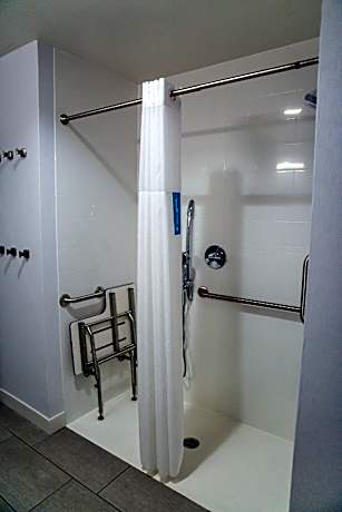 1 KING MOBILITY/HEARING ACC RI SHOWER NOSMOK
