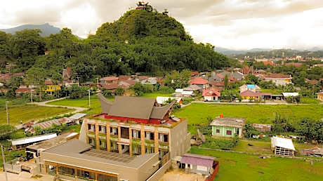 Warmly Deluxe Suite Double Room in Toraja