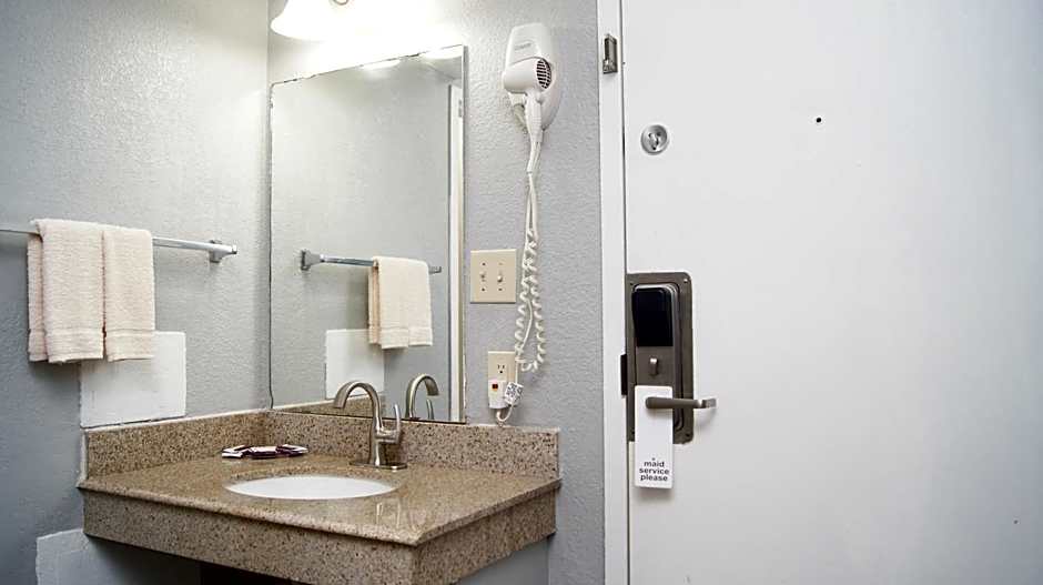 Holiday Lodge & Suites