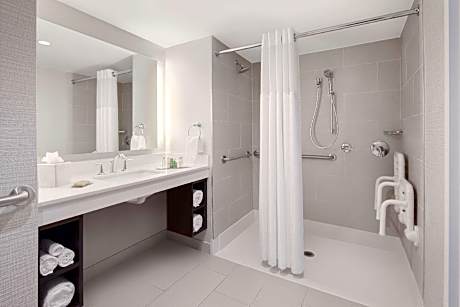 1 Kg Jr Suite Mobility/hearing Access Ri Shwr