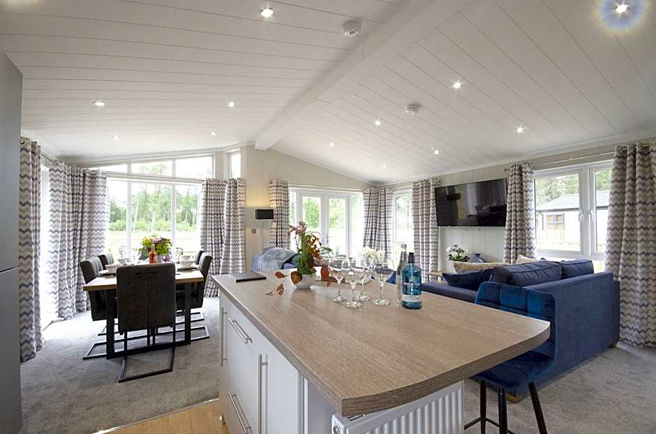 Hollicarrs - Lilypad Lodge