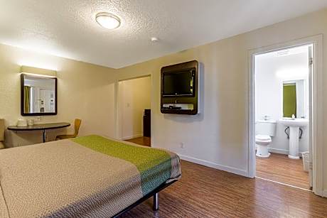 1 King Bed | Non-Smoking