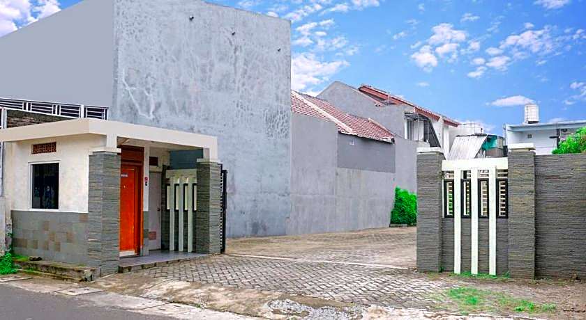 HP Residence Mitra RedDoorz near Alun Alun Kediri