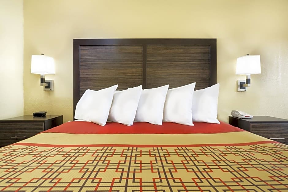 Days Inn by Wyndham Columbus-North Fort Moore