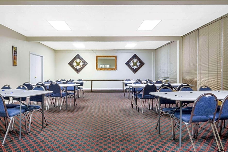 Super 8 by Wyndham Williamsburg