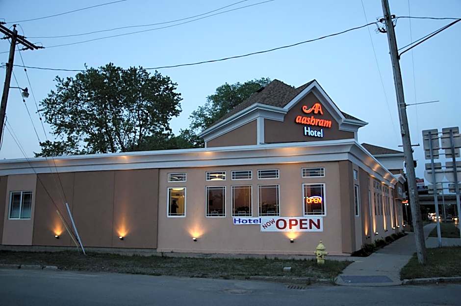 Aashram Hotel by Niagara River