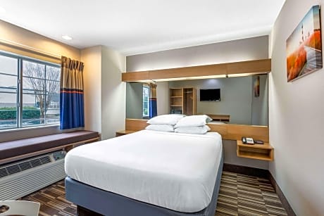 1 Queen Bed Smoking Room With Free