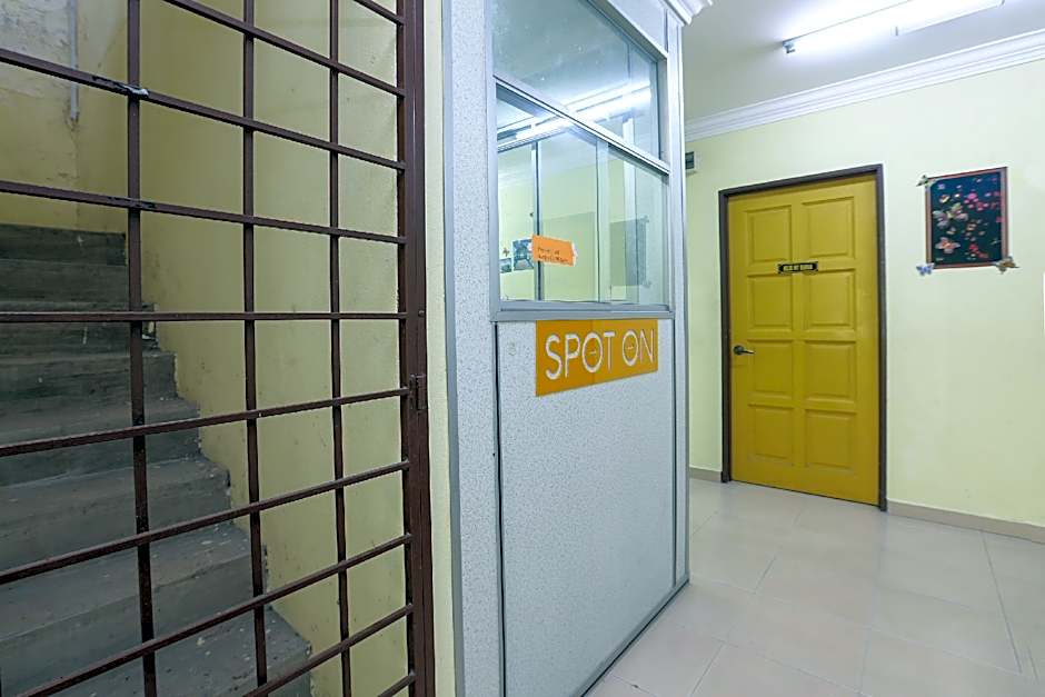 SPOT ON 89857 Azra Inn (Rumah Tumpangan)