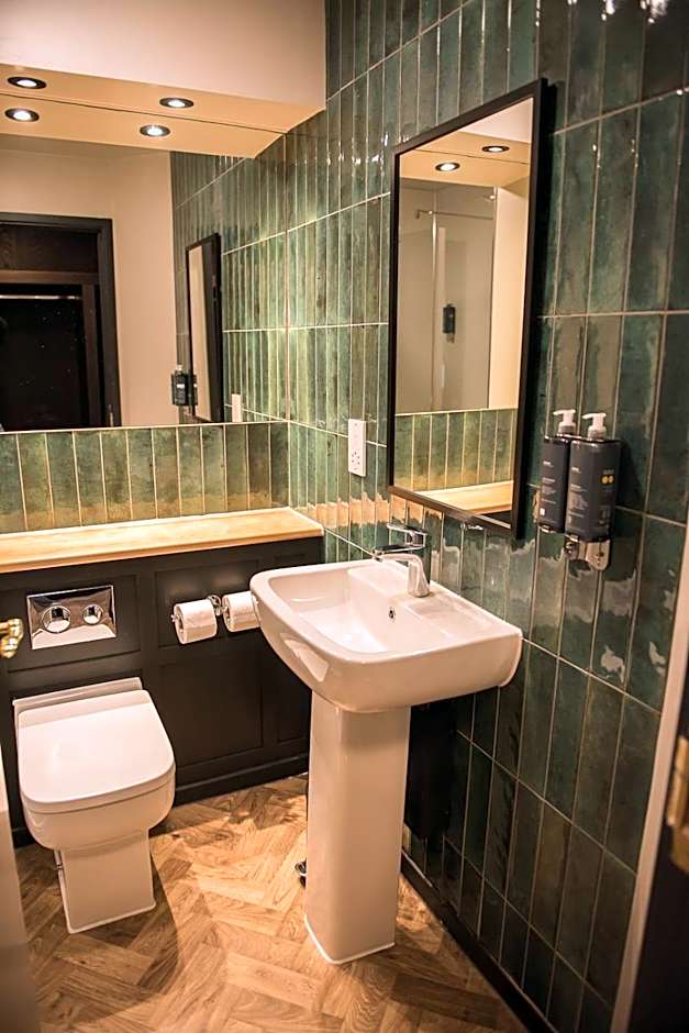 Cat & Lion Country Pub and Hotel