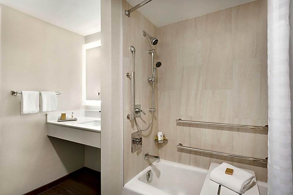 DoubleTree by Hilton McLean Tysons