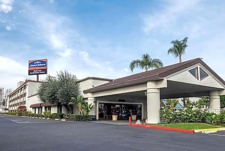 Howard Johnson Hotel&Conf Cntr by Wyndham Fullerton/Anaheim
