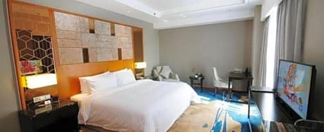 Standard 1 Queen Bed, Corner