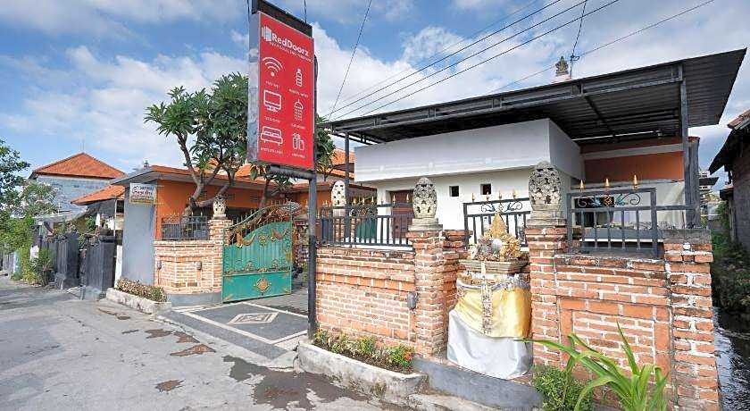 RedDoorz near Buleleng Harbour 2