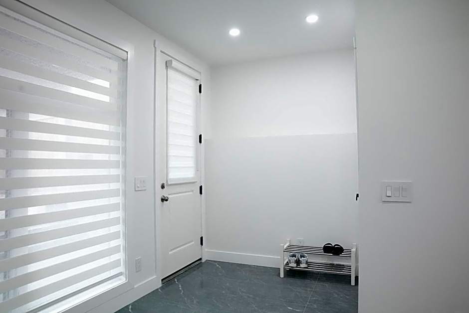 New Luxury Walkout Suite Near University-BY ROOM