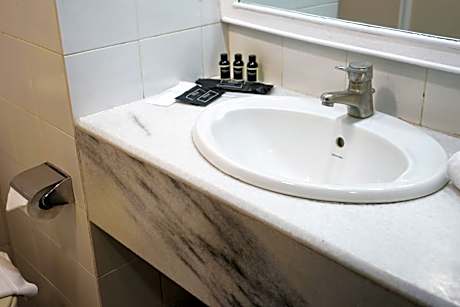 Deluxe Queen Room with Mobility Access