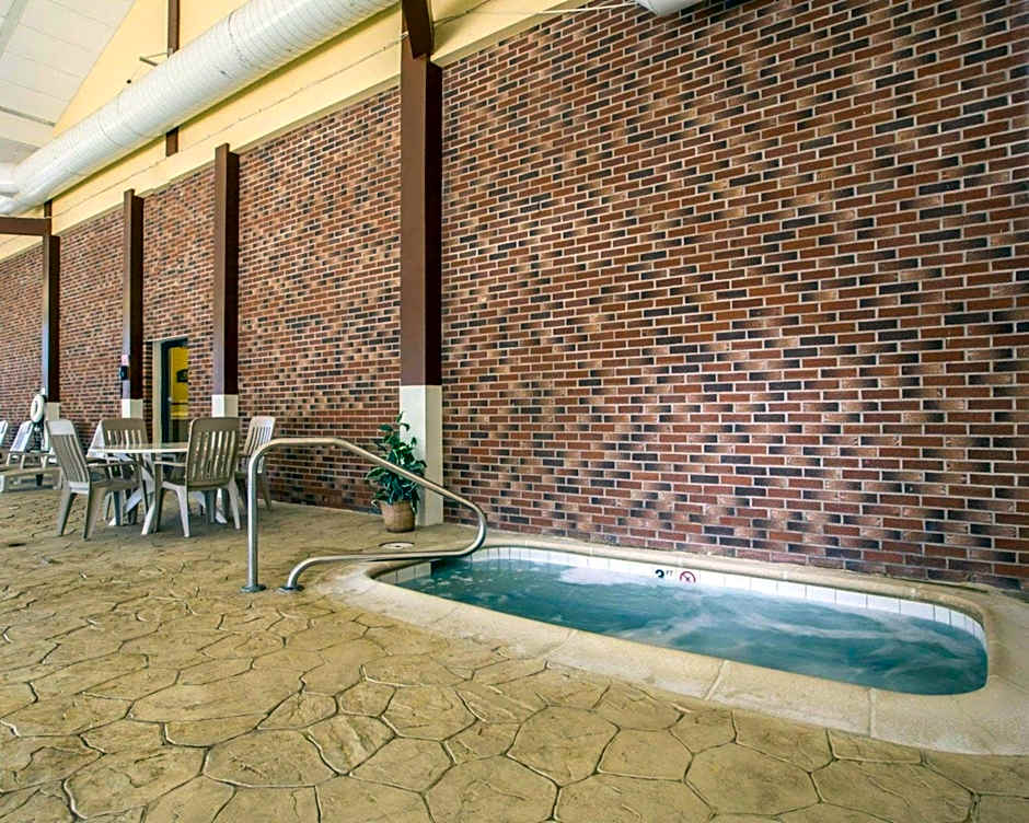 Clarion Inn & Suites At The Outlets Of Lake George