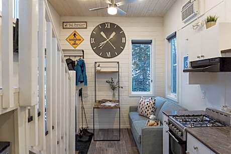 Queen Loft Cabin with Full Kitchen - Non-Dog Friendly.