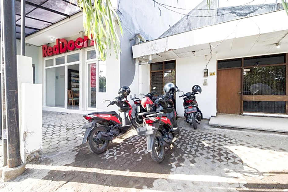 RedDoorz near Condongcatur Bus Station