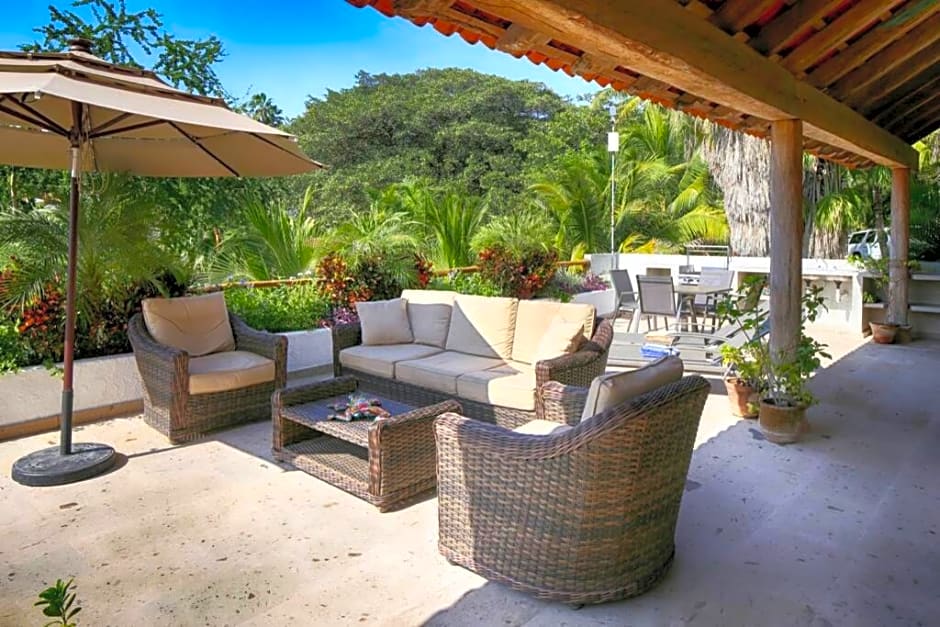 Villa Kiwi. Huge Pool, Steps To Town n Beach. 6 plus BRM 7.5 BTH 3 KCN