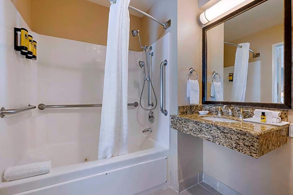 Best Western Plus Marina Shores Hotel