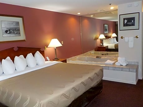 Suite-1 King Bed, Non-Smoking, Jetted Tub, Microwave And Refrigerator, High Speed Internet Access, Coffee Maker, Full Breakfast