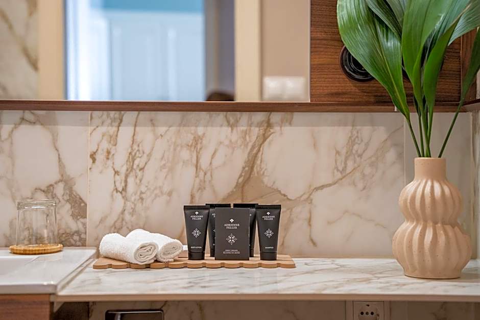 Queen'S Court Hotel & Residence