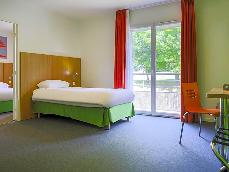 Zdjęcie 1 z 1 — Family suite with one double bed and two bunk beds