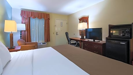 1 King Bed - Non-Smoking, Pet Friendly Room, Pillow Top Mattress, Microwave And Refrigerator, High Speed Internet Access, Coffee Maker, Full Breakfast