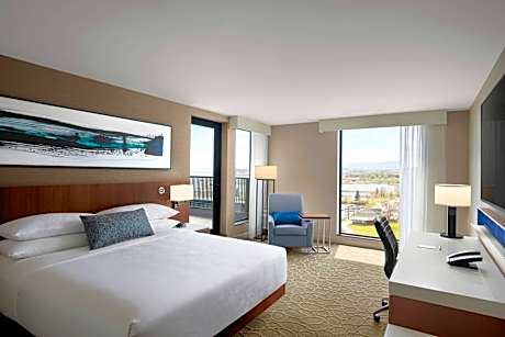 Executive King, Guest room, 1 King, Water view, Balcony