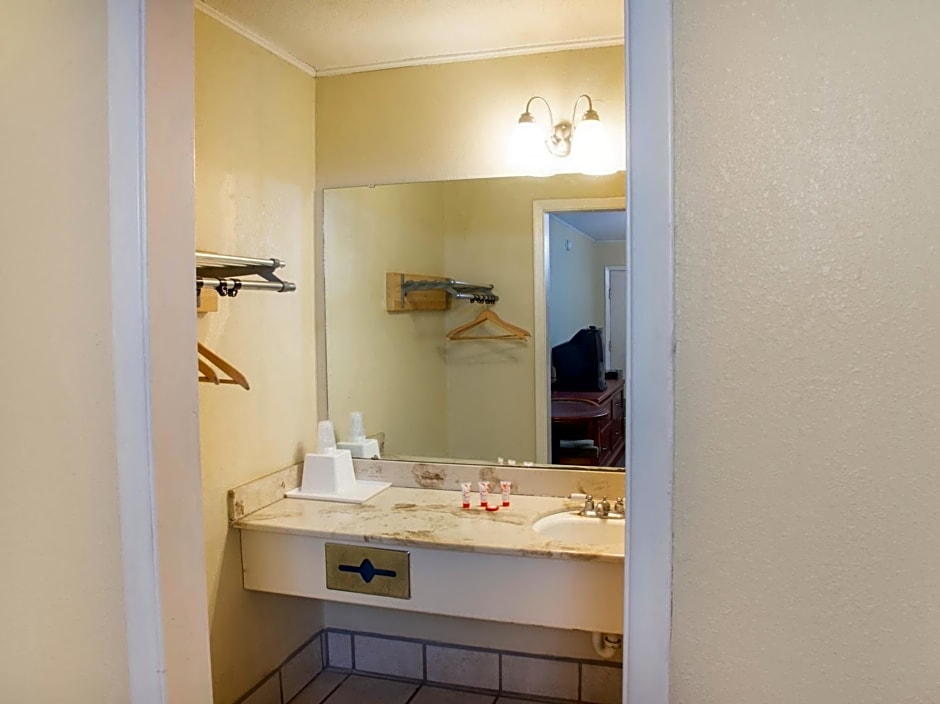 Rest Inn - Extended Stay, I-40 Airport, Wedding & Event Center
