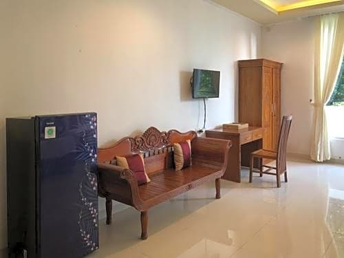 RedDoorz Plus near Dreamland Beach