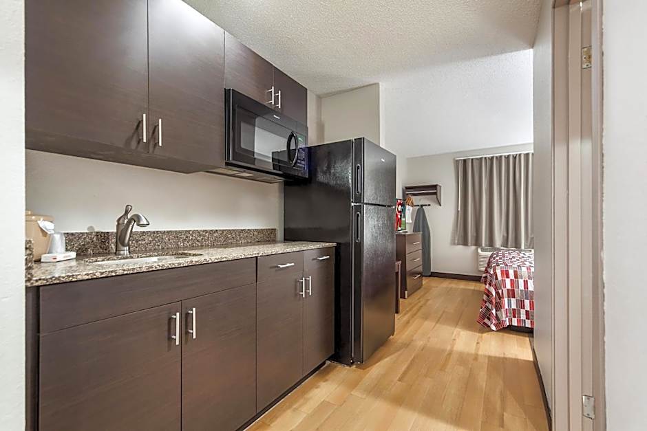 Red Roof Inn & Suites Omaha - Council Bluffs