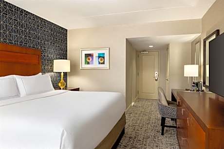 King Room with Roll-In Shower - Mobility Access/Non-Smoking