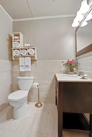 Intimate Queen Bed - No Window