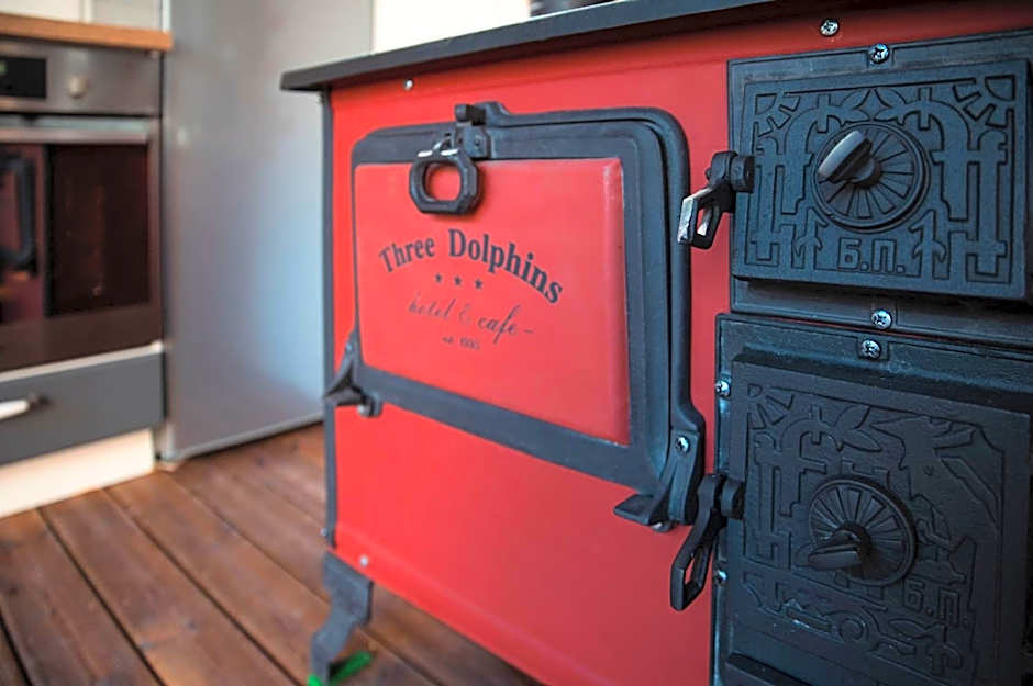 Three Dolphins Hotel with a Rooftop terracе