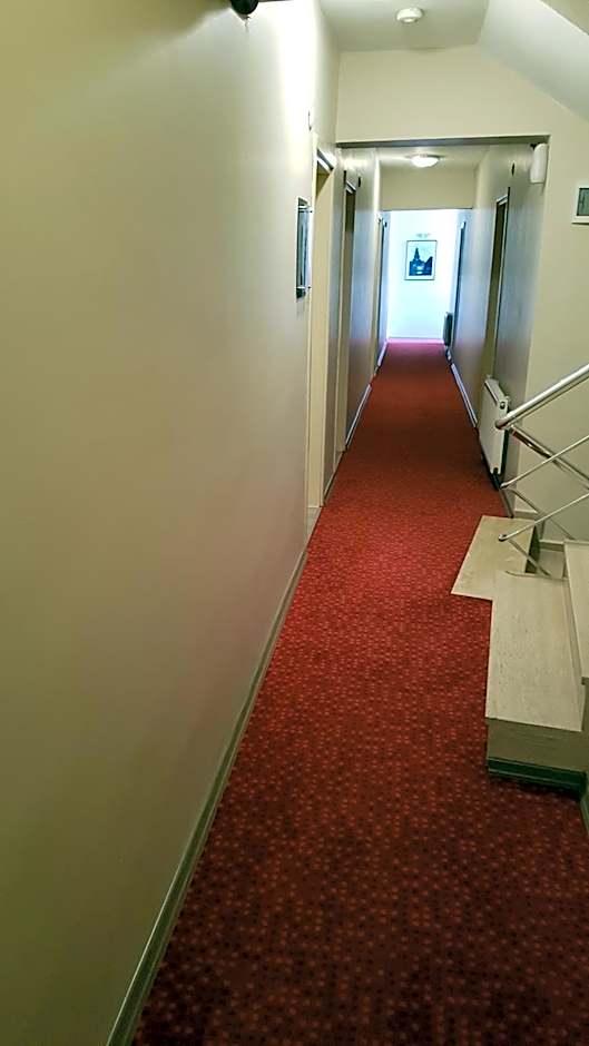 Hotel Crowded House