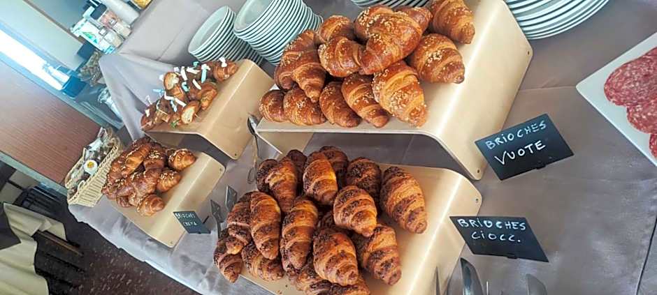 B&B Promenade Hotel Simple con Piscina