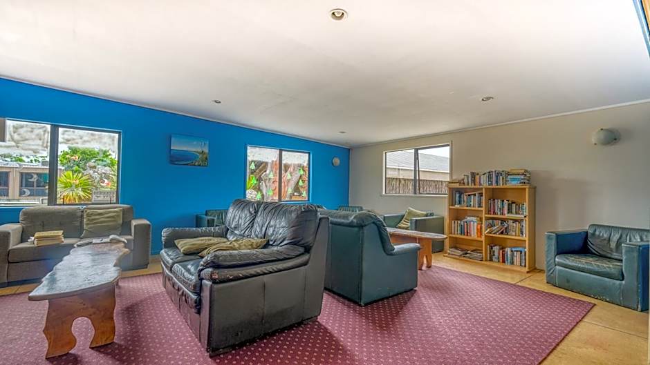 Beachcomber Lodge & Backpacker