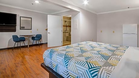 King Room with Roll-in Shower - Disability Access - Non-Smoking
