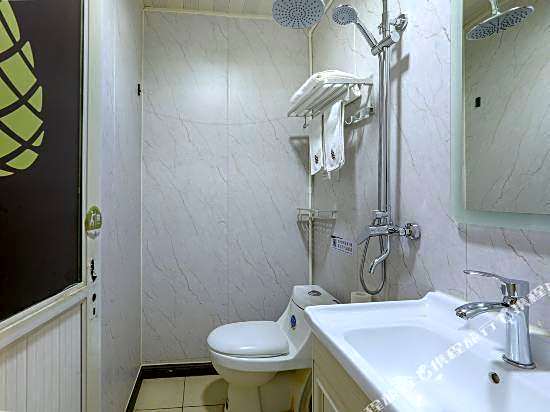 Zhiying Star Travel Collection Hotel (Zhujiang New Town Wuyangyu Subway Station)