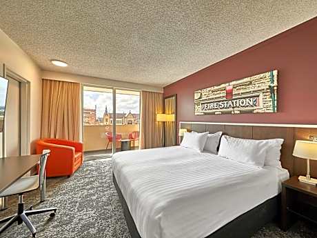 Deluxe Accessible King Room with Balcony