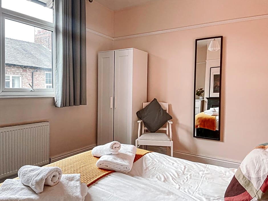 Riverside Lodge - Quaint Victorian Home By The River