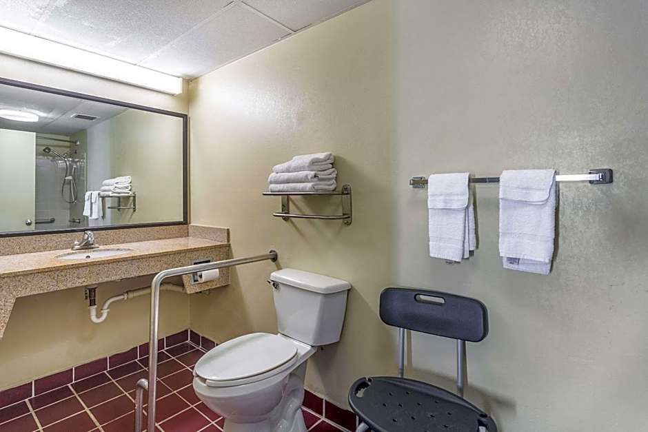 Econo Lodge & Suites Clarksville near Governors Square Mall