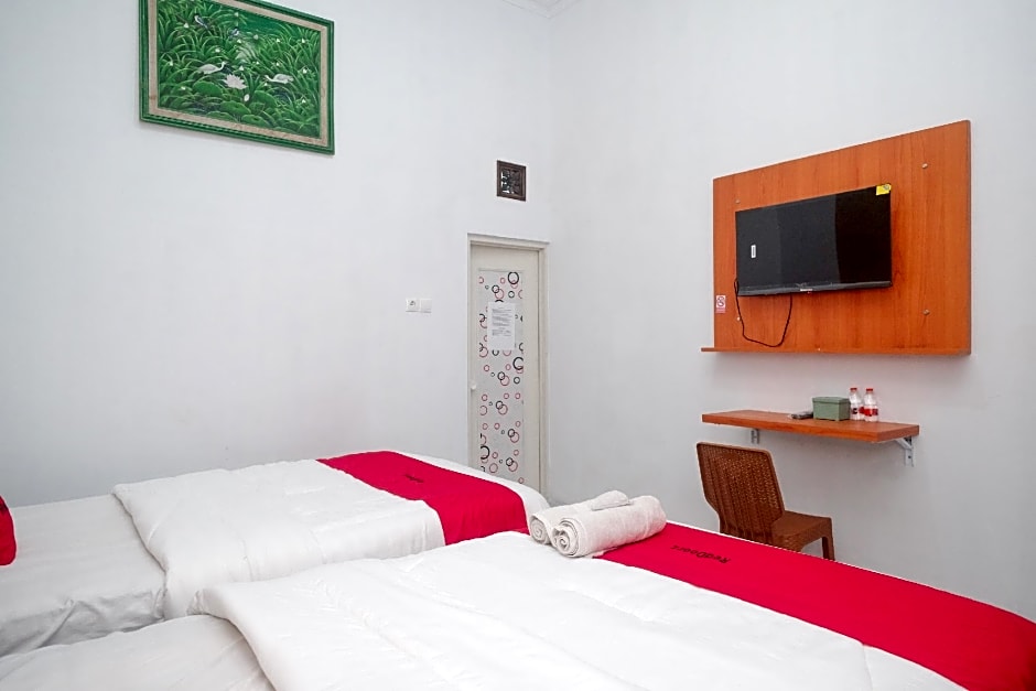 RedDoorz near Stasiun Purwosari