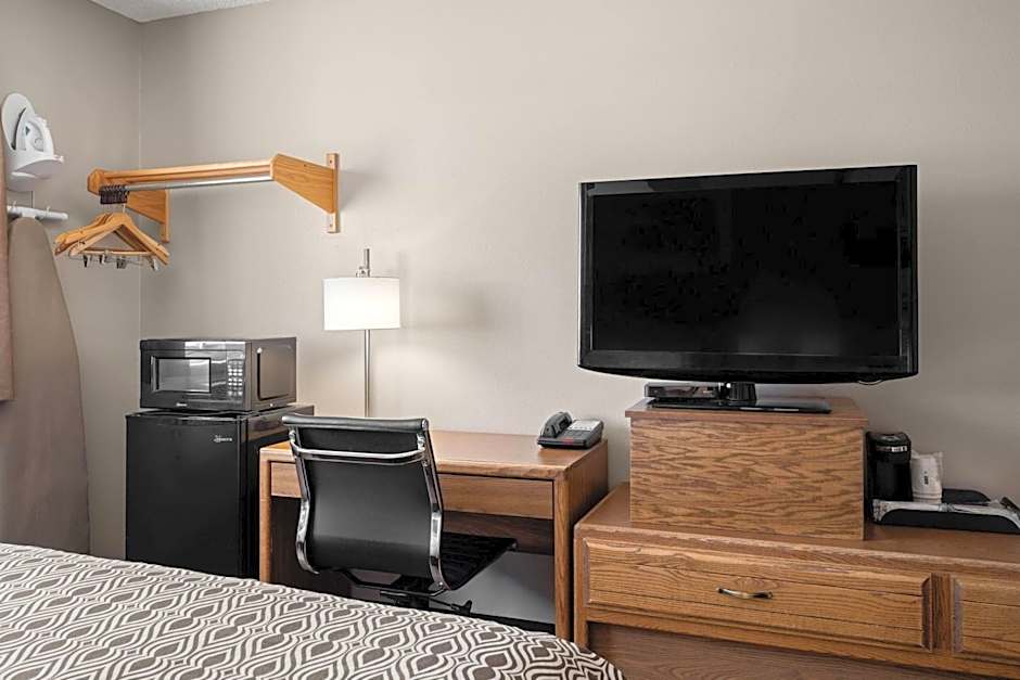 Super 8 by Wyndham Lewistown