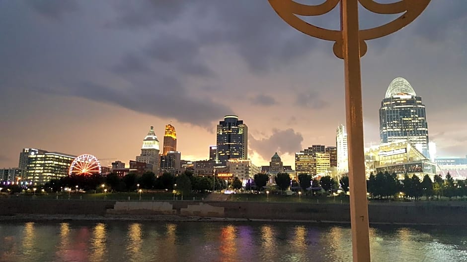 Holiday Inn Express and Suites Cincinnati Riverfront