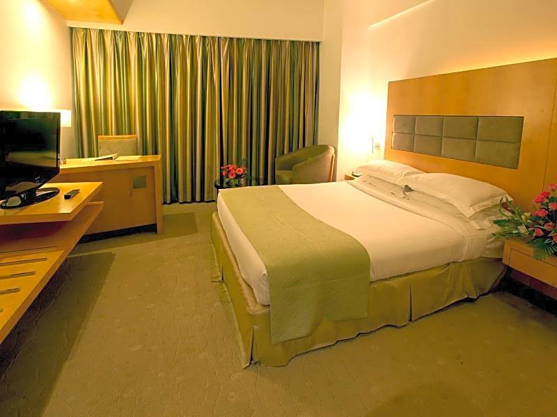 HOTEL PENINSULA GRAND