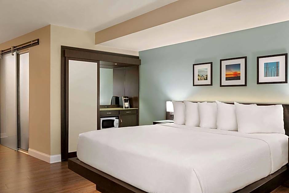 Wyndham Newport Hotel