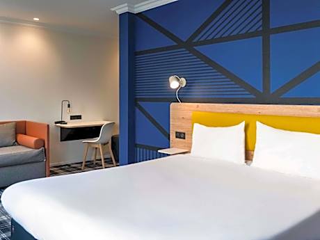 Standard Family Suite with One Double Bed and Twin Beds